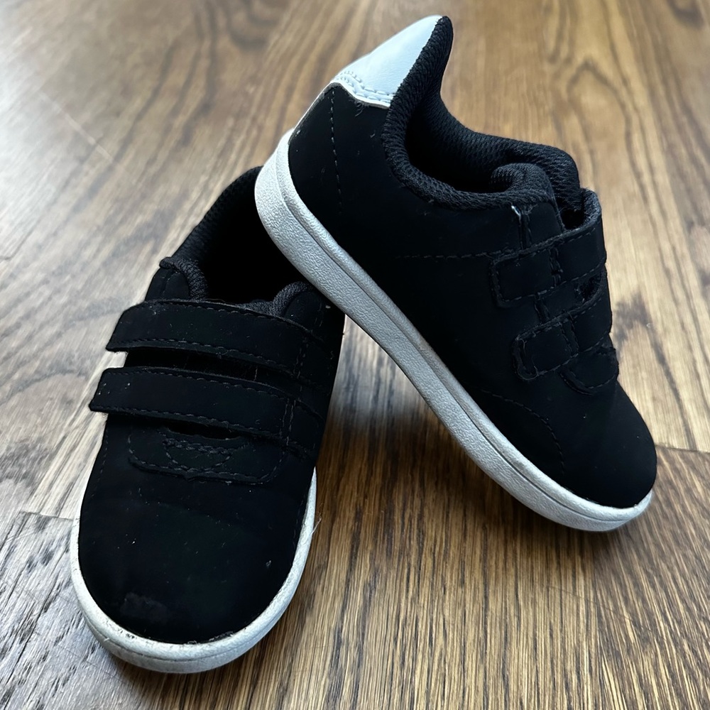 Zoe and Zac Black Nubuck Relay Court Sneakers, toddler size 6